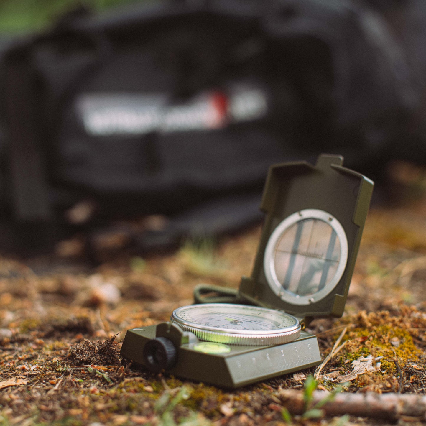 Sõjaväe kompass metallkorpusega