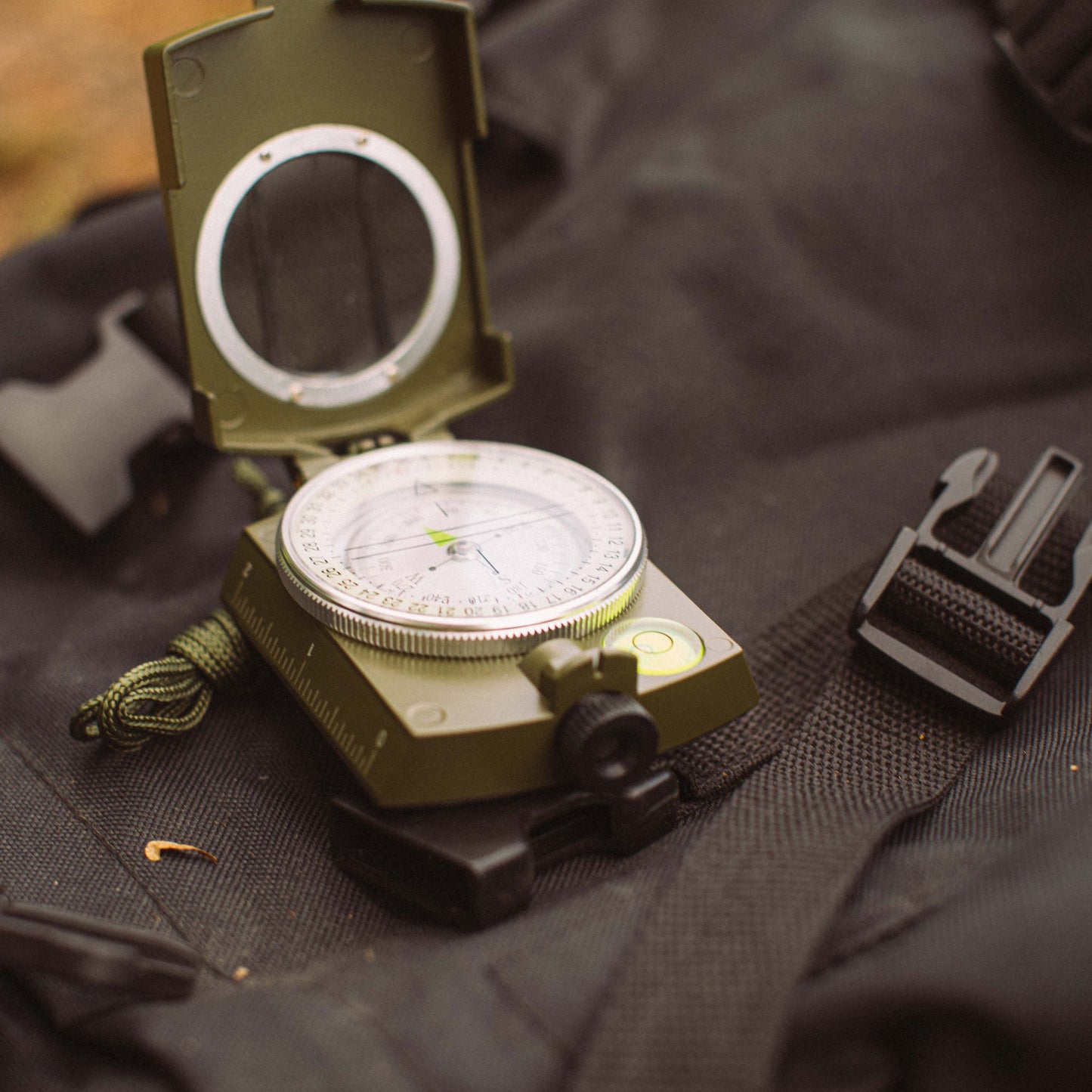 Sõjaväe kompass metallkorpusega