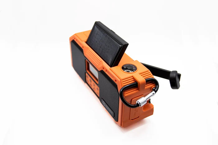 Oranž ACE hädaabiraadio koos DAB/DAB+, vändaraadio, päikesetoitel, toitepank ja USB-C ühendusega taskulamp